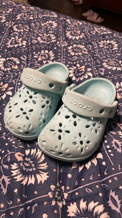 Crocs size 7