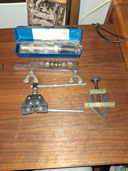 TOOLS,  MIXED PIECES.  SMALL ROLLER CHAIN PULLER,  CHAIN CUTTER,  FLARING TOOL AND AN IMPACT DRIVER