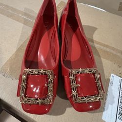 ladies shoe- size 7- new- never been used