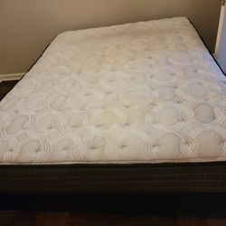 KING SIZE SEALY MATRES WHIT BOX AND METAL BASE USED