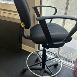 Adjustable.Swivel Chair with Back and Arm Rests