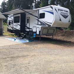 2018 Keystone Raptor 3513P