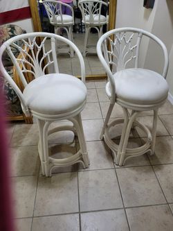 2 HIGH STOOLS