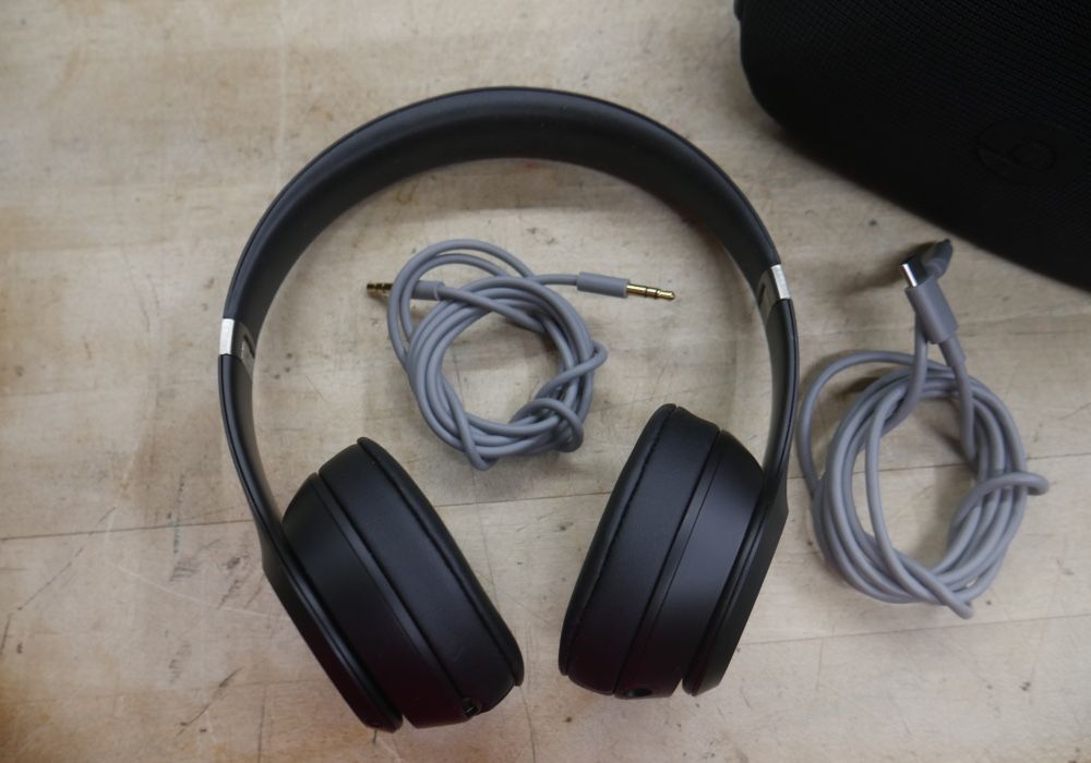 beats headphones solo 4 black with case 885290-2