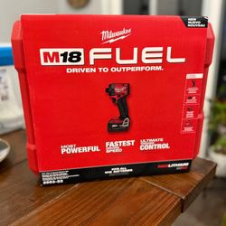 Milwaukee M18 Fuel 18V Brushless Cordless 1/4" Hex Impact Driver Kit - 2953-22