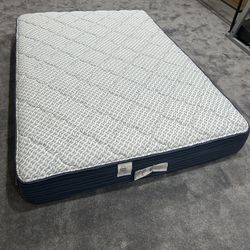 Serta Radford Plush 11” Queen Size Plush Mattress Like New