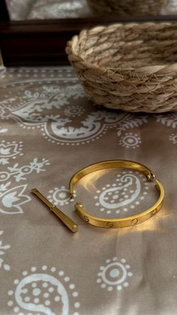 Gold Screw-Clasp Bangle Bracelet