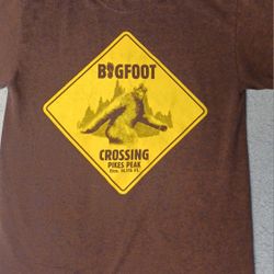 Men's Size Small Bigfoot Crossing Pikes Peak Short Sleeve Shirt