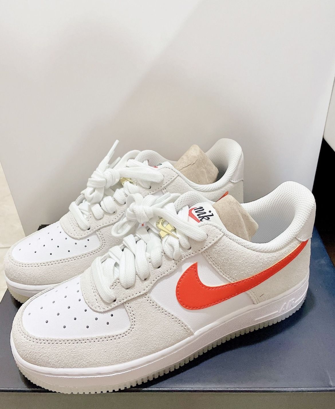 Women 7. Nike Air Force 1 ´07 SE White Orange