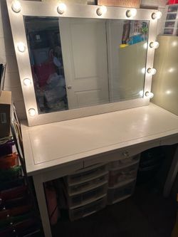 Vanity Set with lights