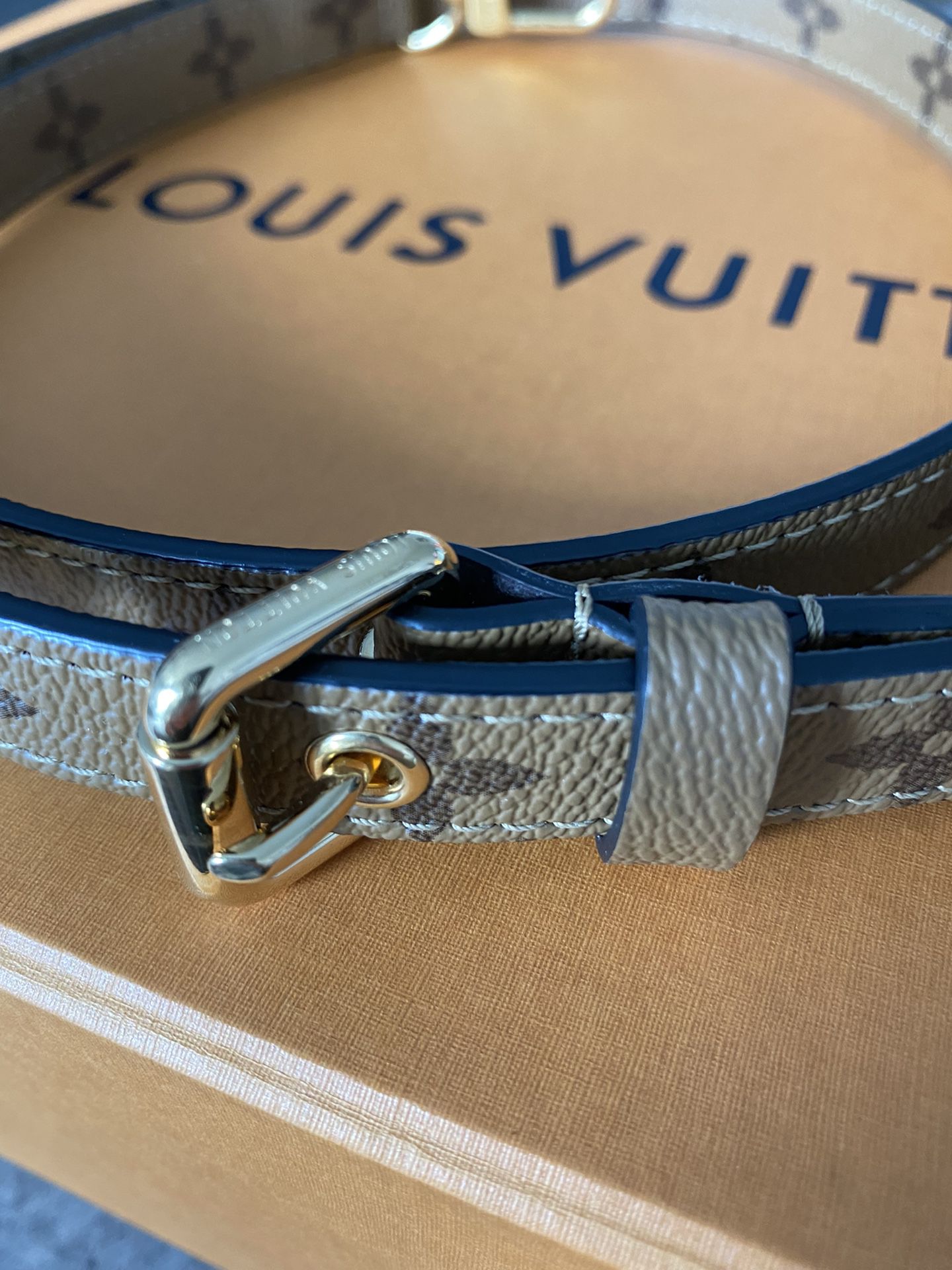 Louis Vuitton Pochette W/ Crossbody Strap for Sale in Temecula, CA