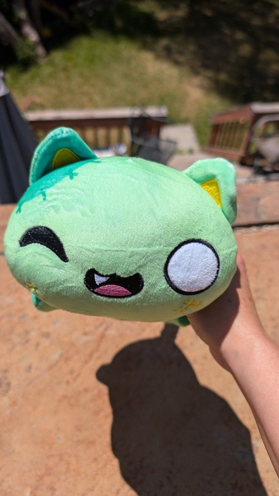 Zombie Cat 10" Plush
In good condition.