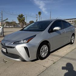 2020 Prius LE (read description )