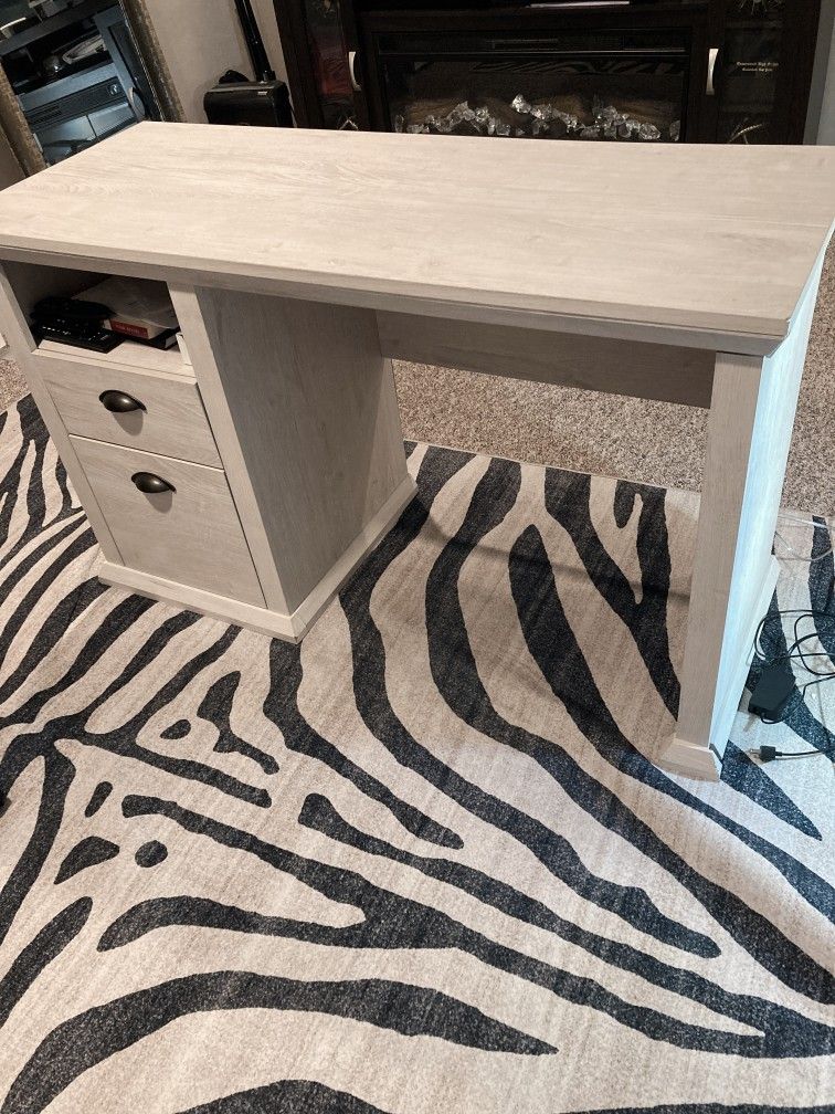 **Modern Home Office Desk – Excellent Condition (Under 1 Year Old)**