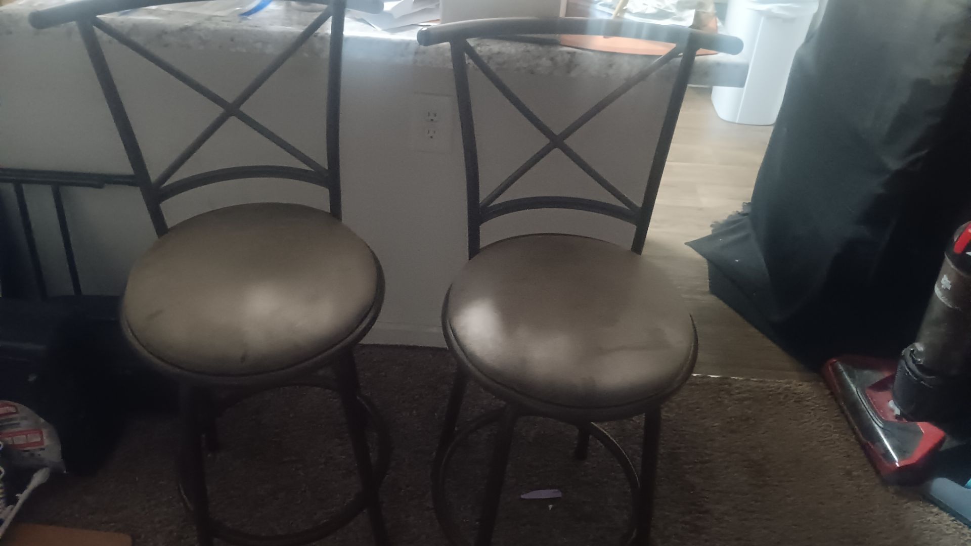 2 bar stools
