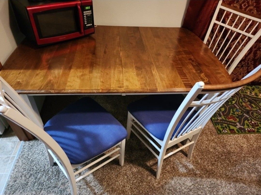 4 Chairs And Solid Table
