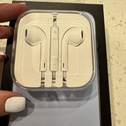 Apple EarPods with 3.5mm Headphone Plug