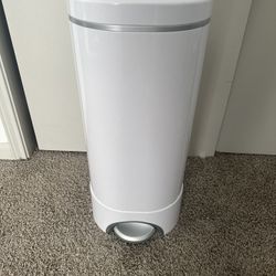 Munchin Diaper Bin