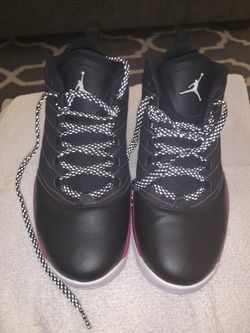 Preowned women’s size 7 Nike Jordan’s low. In excellent condition