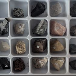 Rocks And Minerals (GEOLOGY LAB KIT)