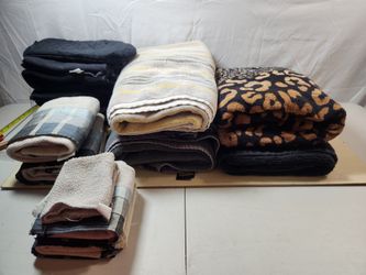 Assorted Bath and Beach Towel Lot Blues Greens Hand, wash, large bath towels and kitchen towels & oven mitt. 17pc