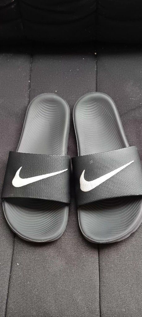 Nike Kids Size 6 Black & White Slip On Slide Shoes