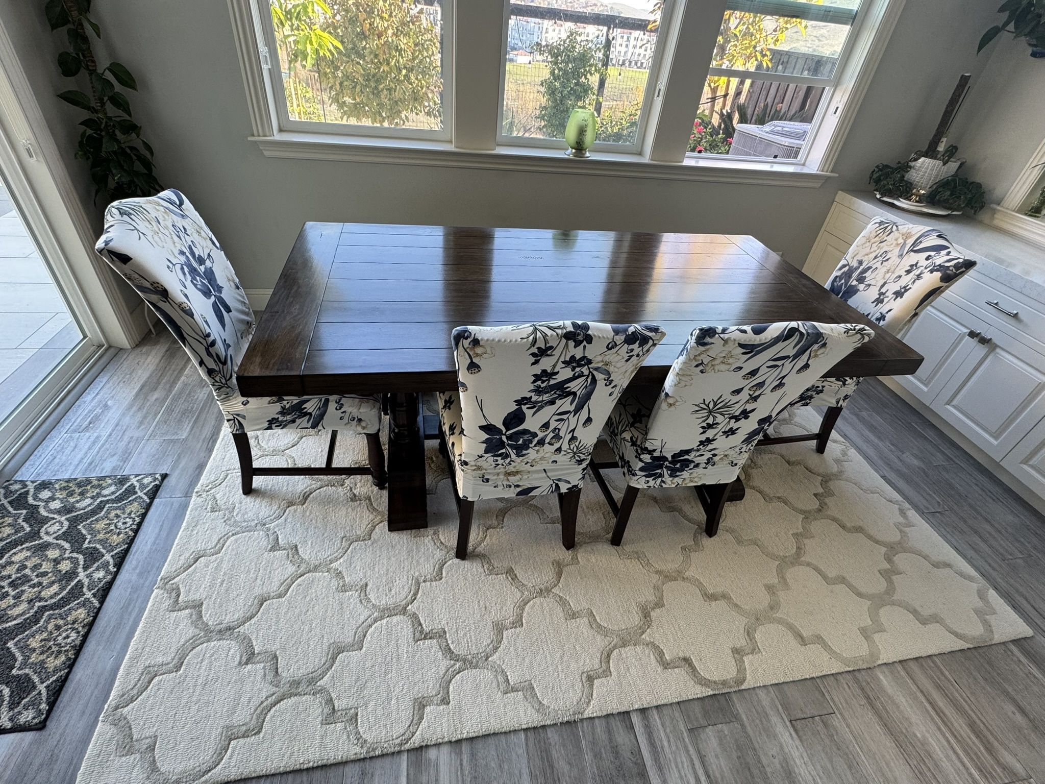 Dining Table + 4 Chairs + Bench + Rug – Excellent Condition