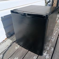 Hisense Mini Refrigerator Fridge 17" x 18" x 19.75" tall