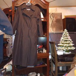 Size 6 Women's London FOG Trench Coat Slightly Used But In Great Shape 