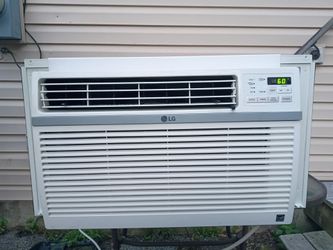 10000 BTU Window unit WORKS GREAT cash only pick up only please