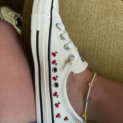 Cherry embroidered converse, women’s size6