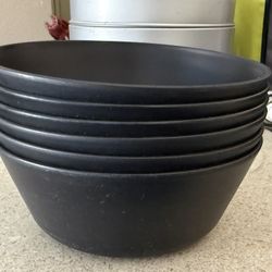 6 Plastic Plates/bowls