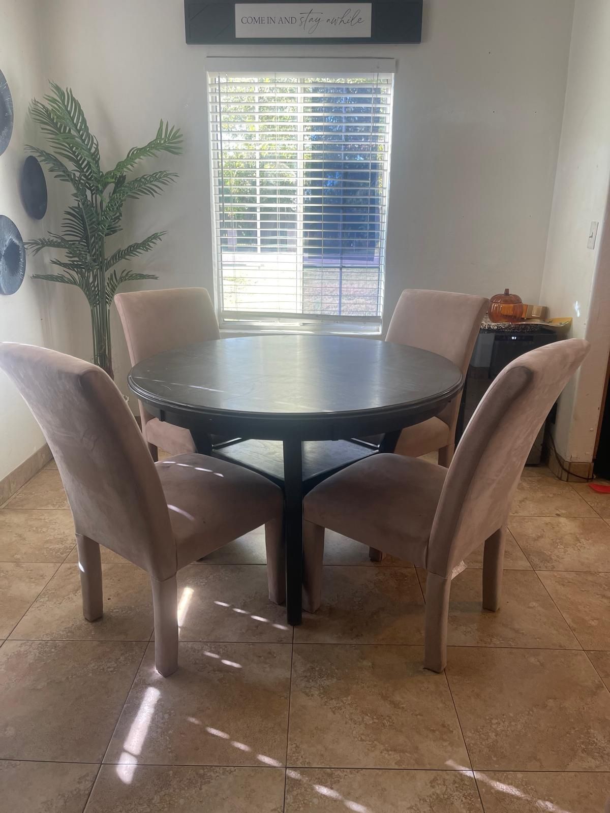 Dinning Table With 5 Chairs