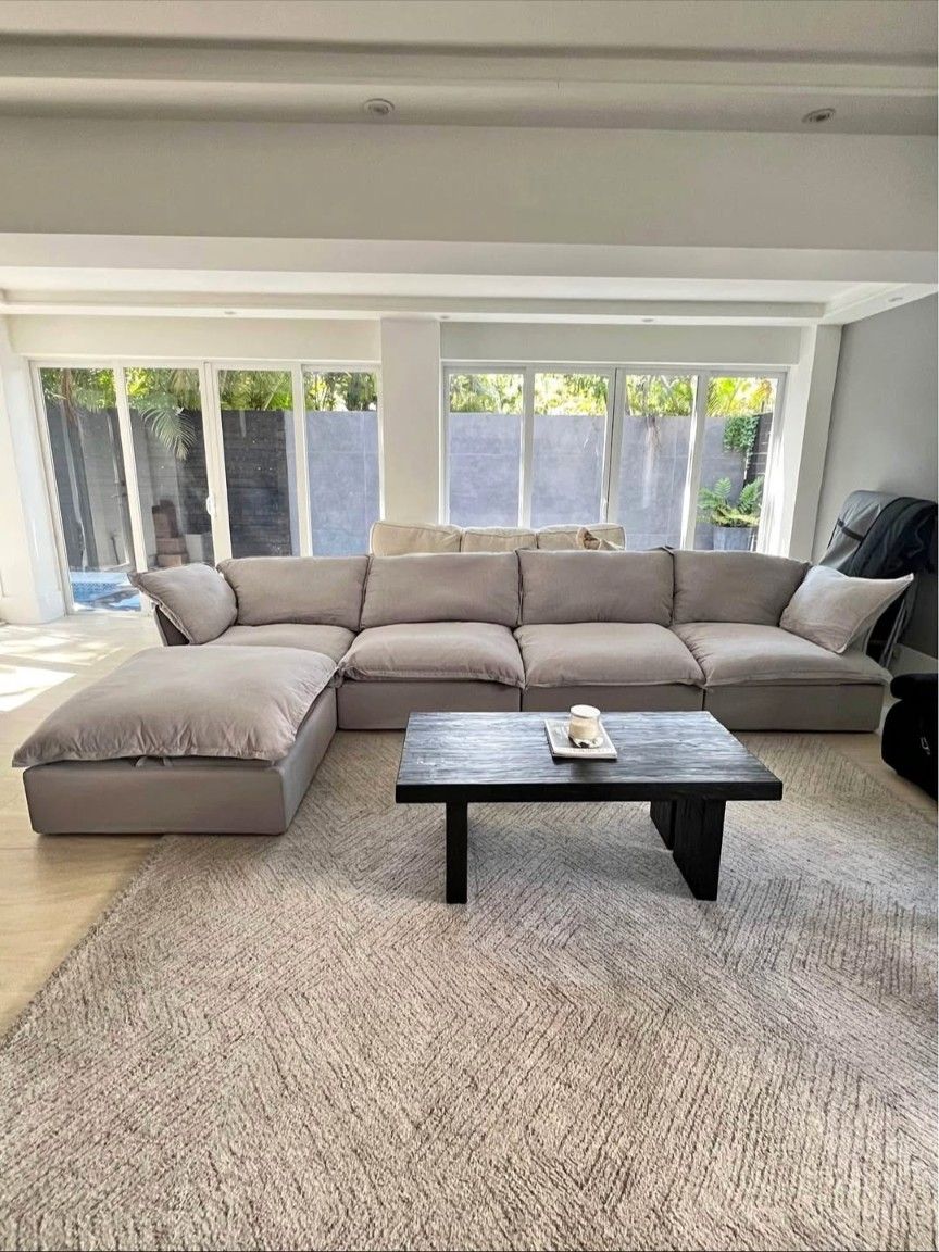 Modern Plushy Couch 🛋️