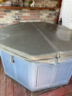 Hot Tub ( Needs Motor Repair Or Replaced)