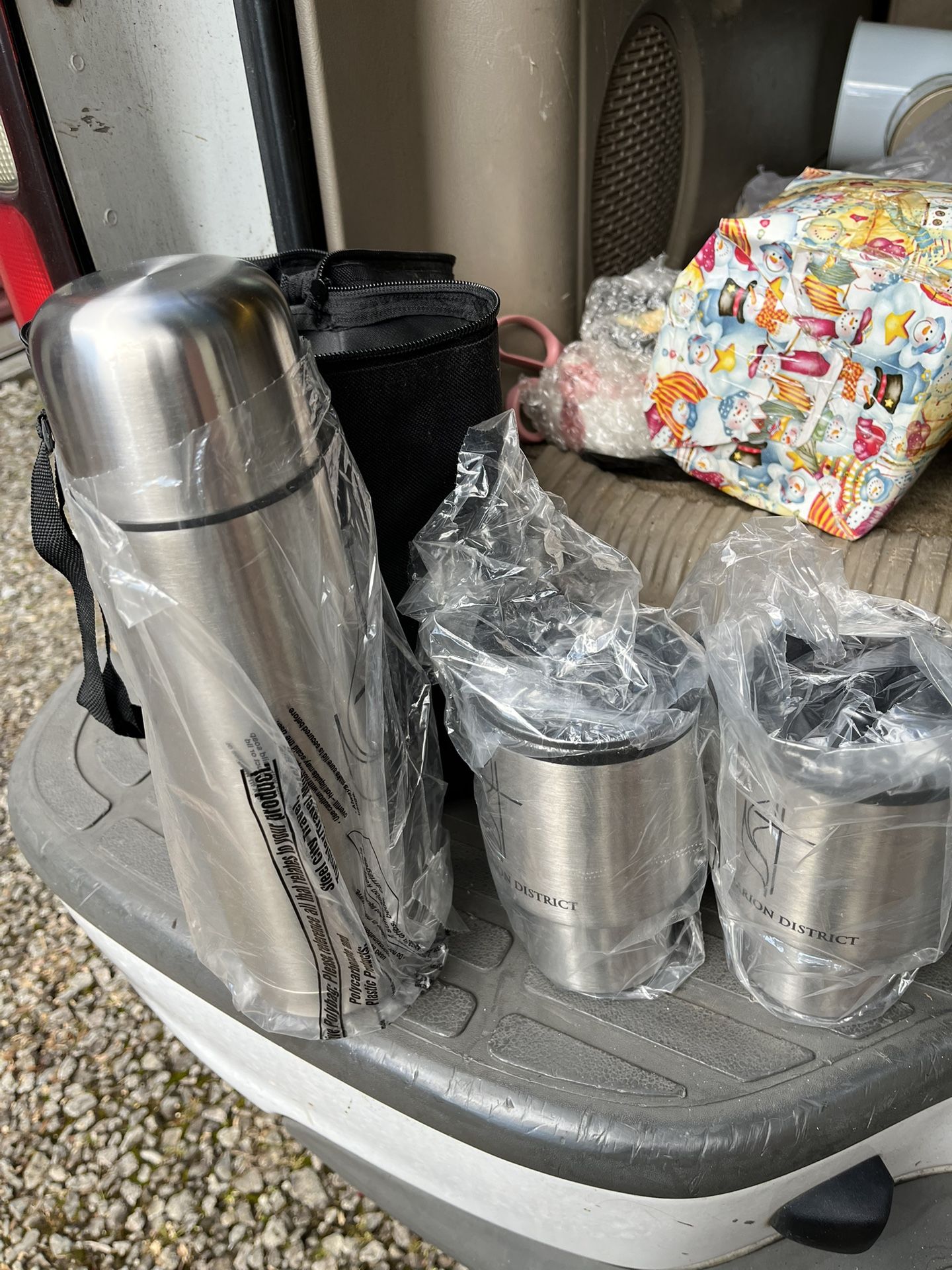 New Thermos & 2 Cups W/case