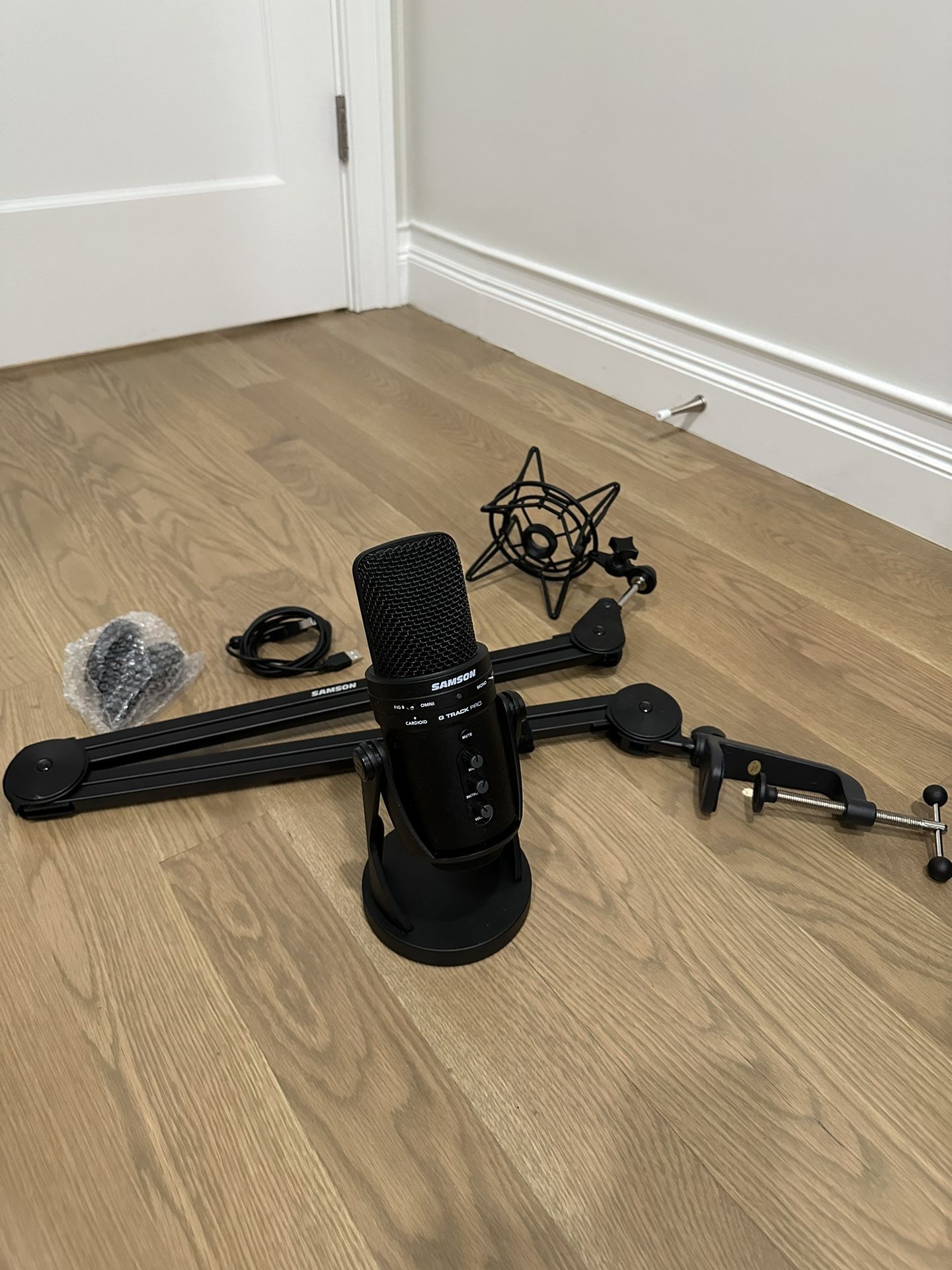 Samson G Track Pro USB Microphone with Boom Arm