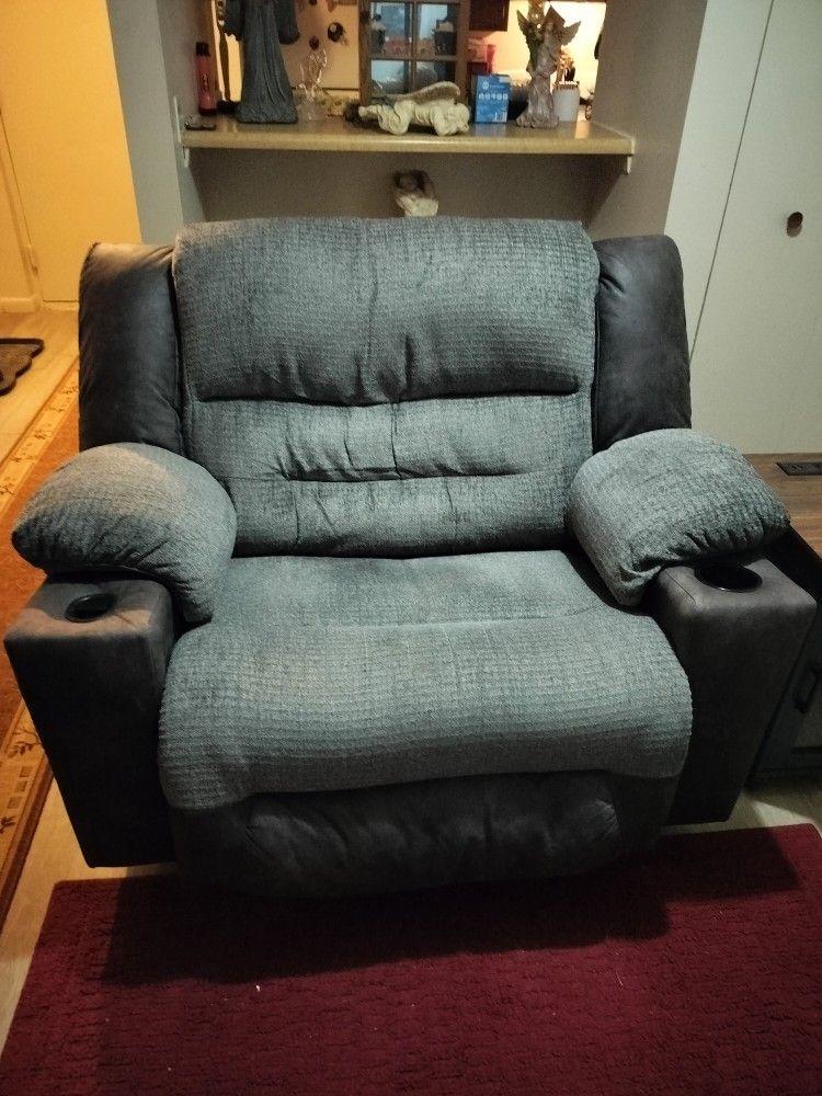 Beautiful Ashley Wide Recliner (( Manual )) DELIVERY AVAILABLE