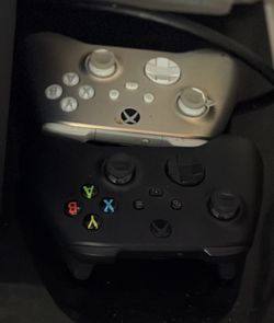 2 Xbox series X controllers