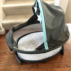 Portable Baby Bassinet. Folds For Transporting And Storage 