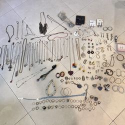 Lot Of 162 Pieces Of Fashion Jewelry And Accessories 