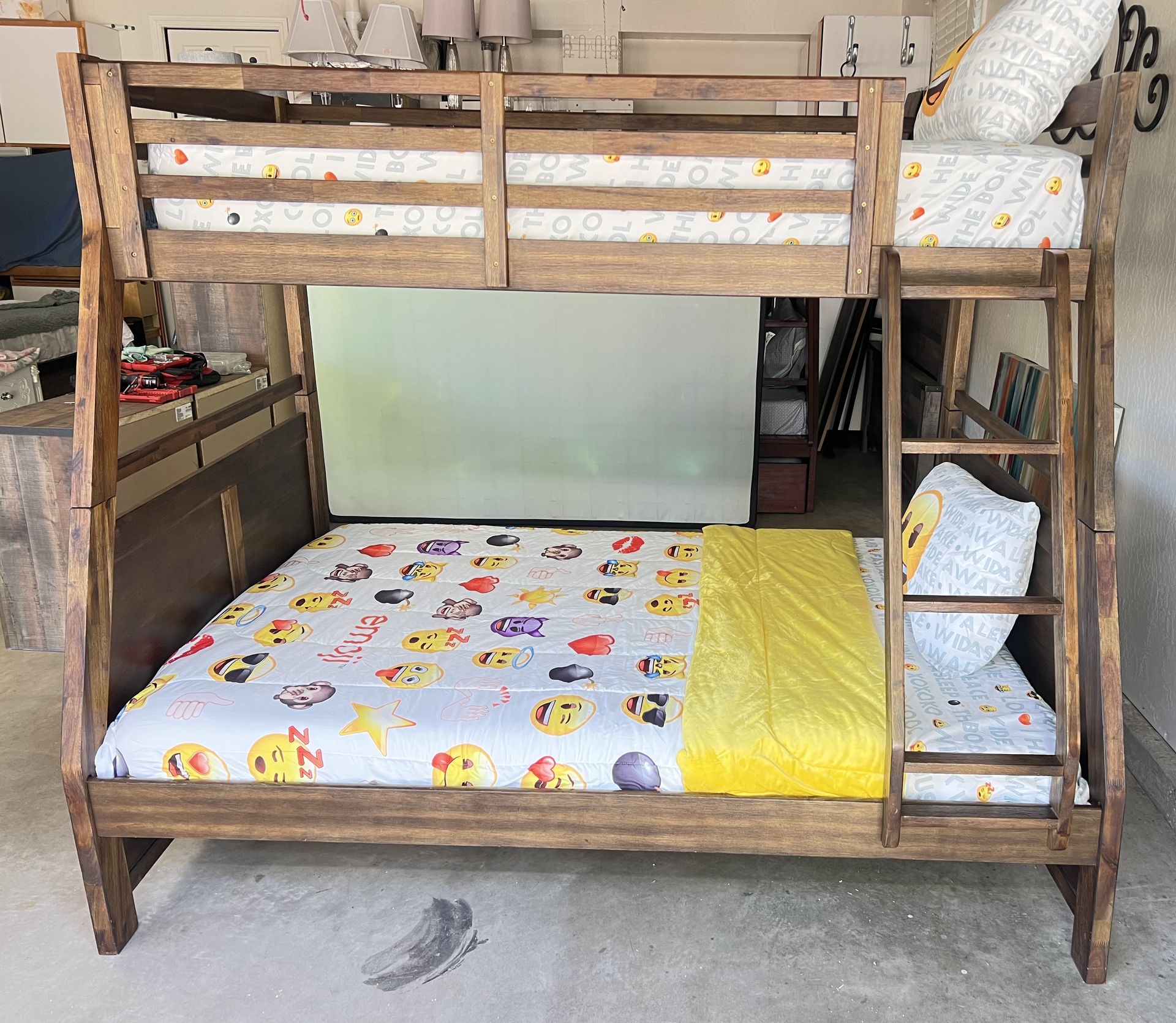 Twin over full bunkbed. Solid wood frame includes two clean comfortable mattresses. hablo español y entrego.