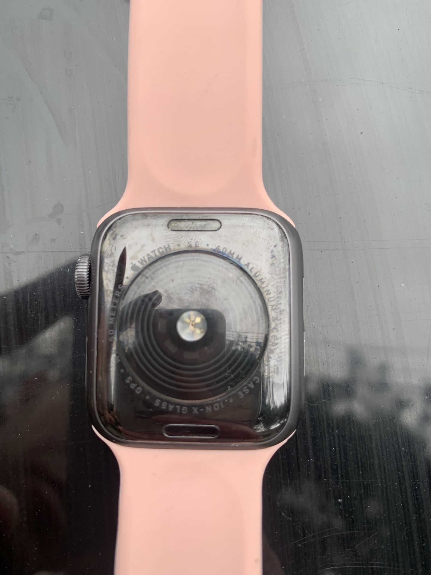 Black Apple SE Watch 40mm With Pink Band GPS+LTE