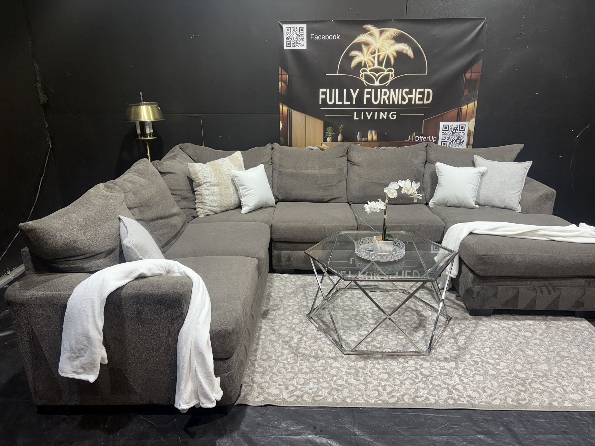 Sectional/couch/sofa,98x134x64,Brand Ashley Furniture,color:grey, delivery Available π