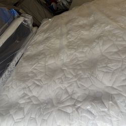 Queen Size Bed Mattress King Koil Intimate Medium Firm Euro Top Luxury Reserve Stearns & Foster Estate Saatva Avocado Hotel Collection Aireloom Kluft 
