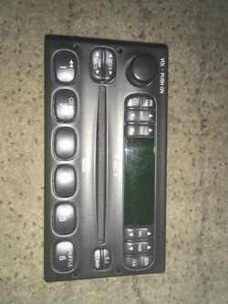 ORIGINAL AM-FM/CD Player from 2005 FORD ESCAPE XLT.