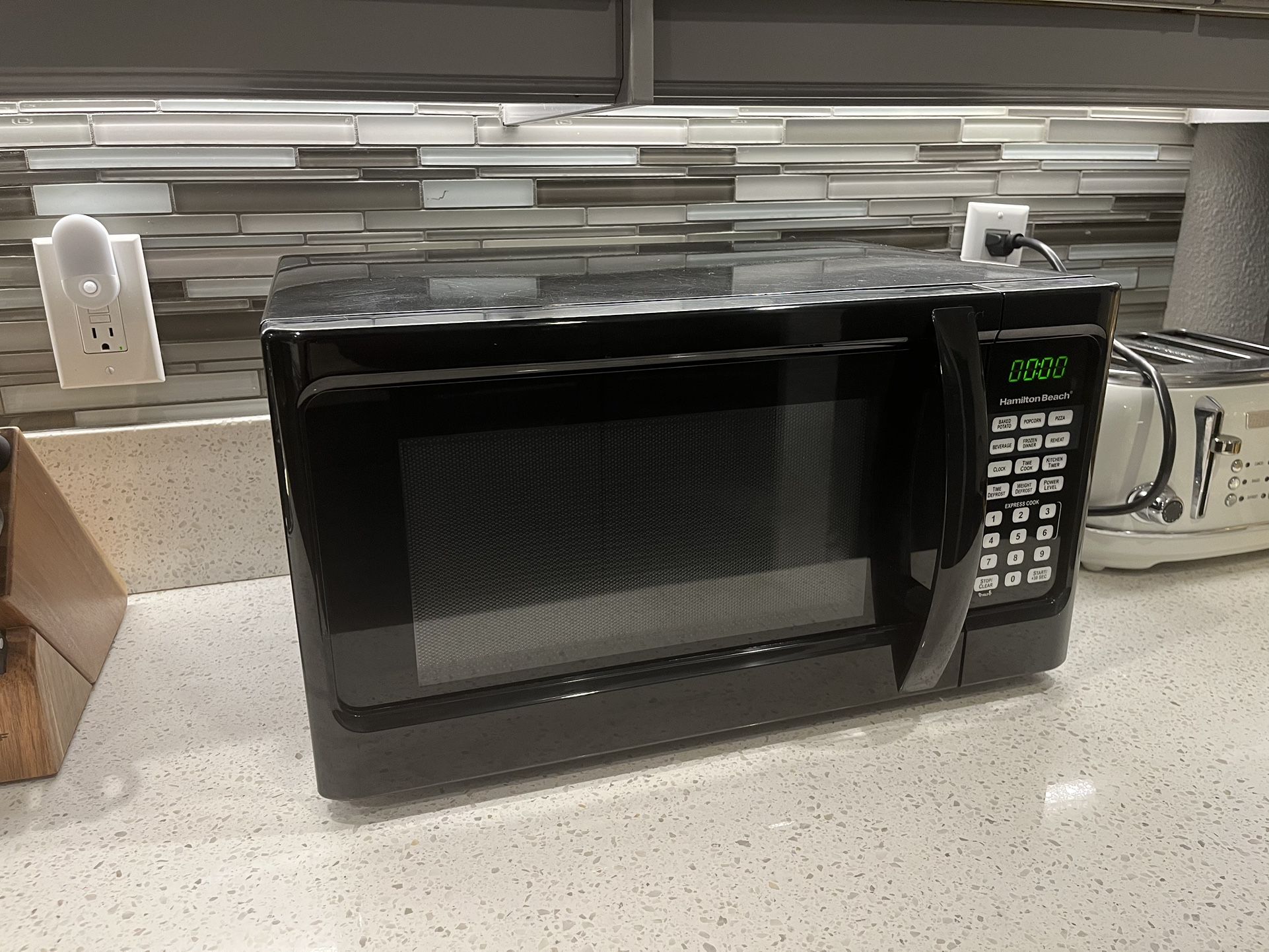 Black Microwave Oven Hamilton Beach 1.1 Cubic FT