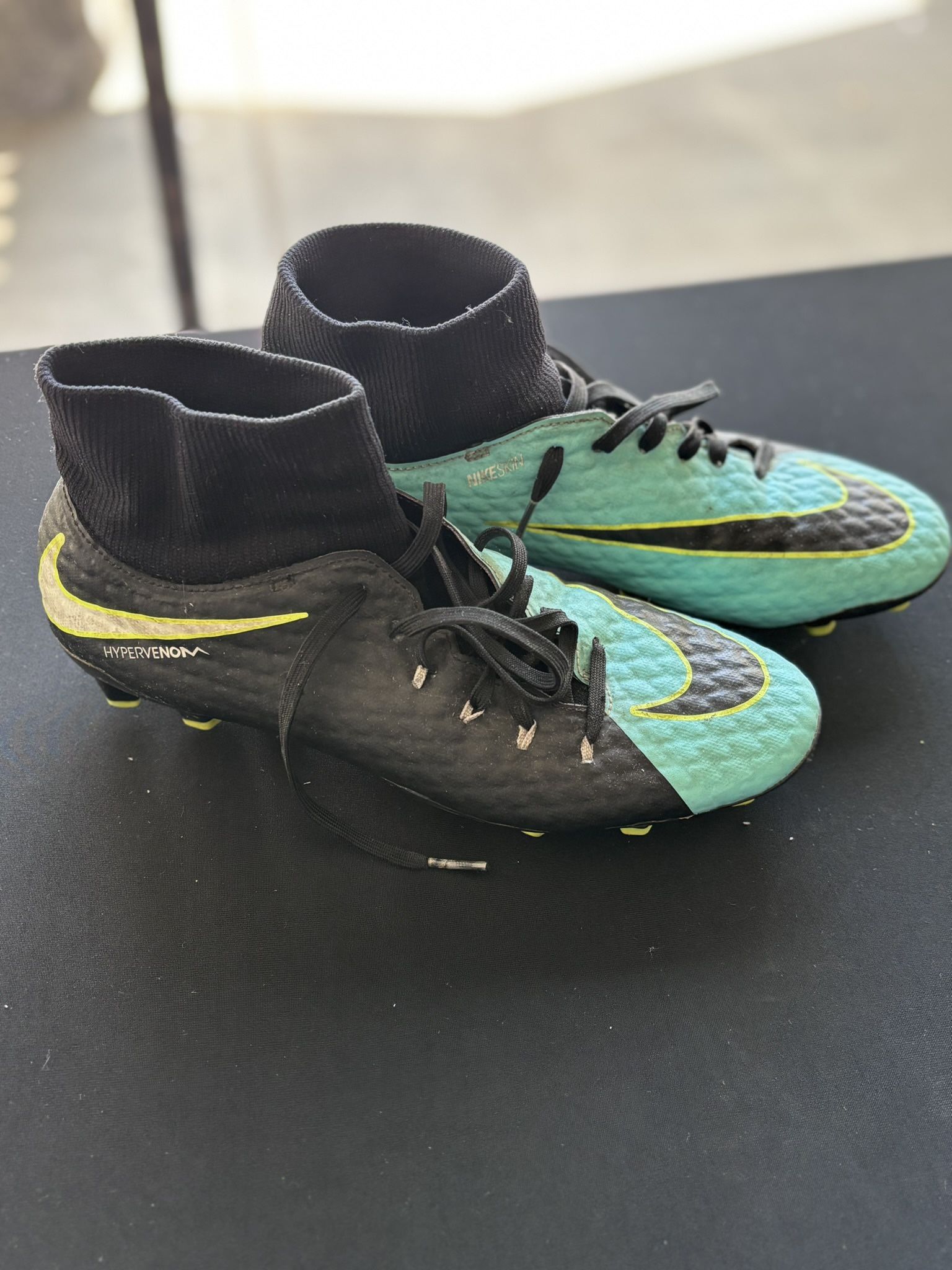 Boys Nike Soccer Cleats - Size 8.5