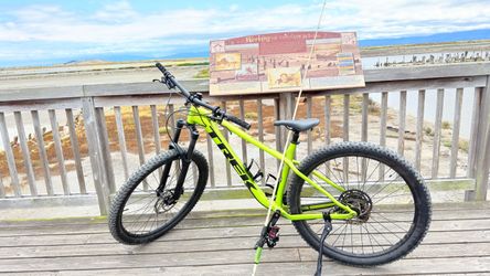 Trek Roscoe 6 2024 size L tires 29 Mountain Bike Neon Green
