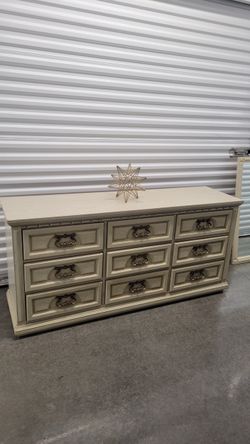 BEAUTIFUL WHITE/BEIGE QUEEN BEDROOM SET